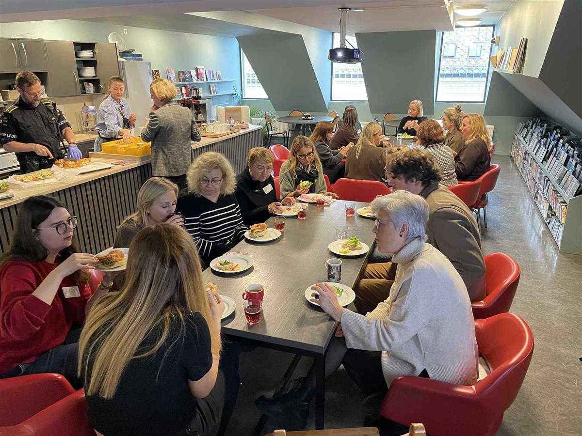 Delegasjon frå Litauen eter lunsj i Ålesund Fengselsbibliotek. - Klikk for stort bilete
