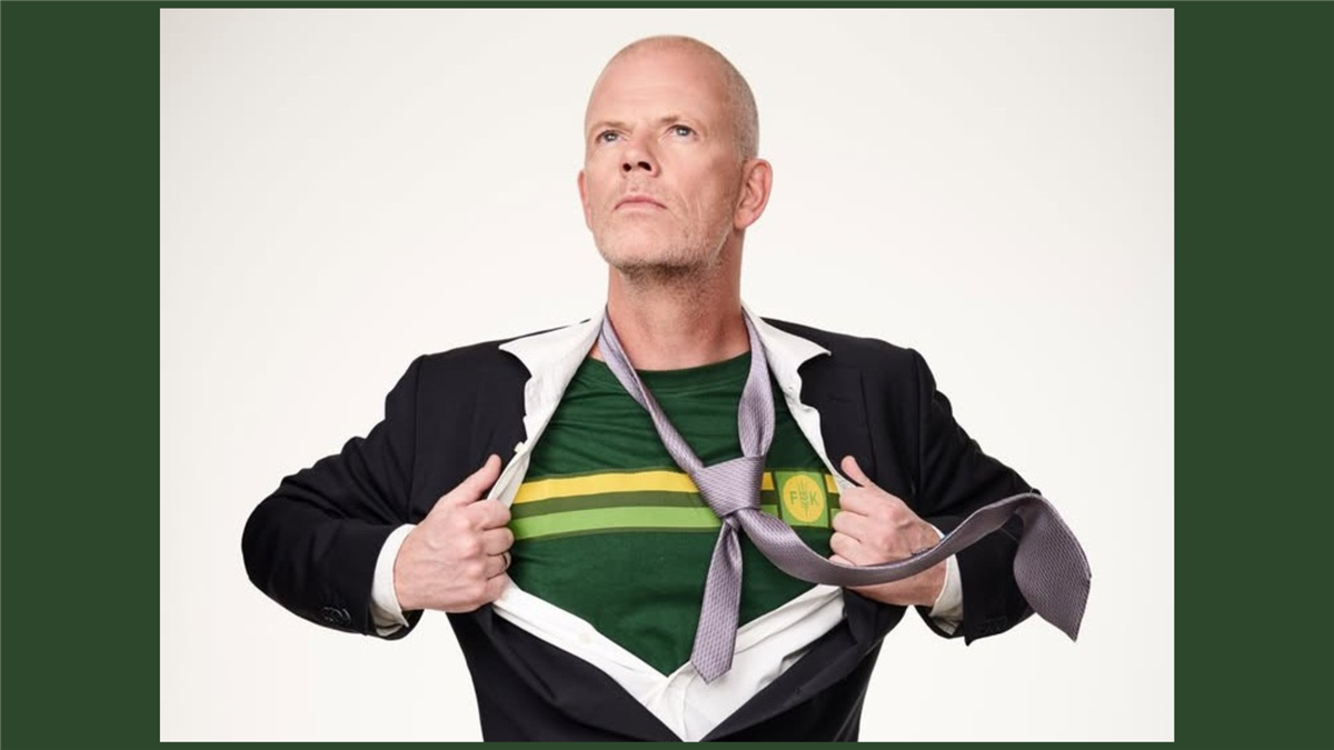 Bilete av Are Kalvø som riv opp skjortebrystet sitt. I staden for Supermann-drakt, har han ei Felleskjøpet-tskjorte under. - Klikk for stort bilete