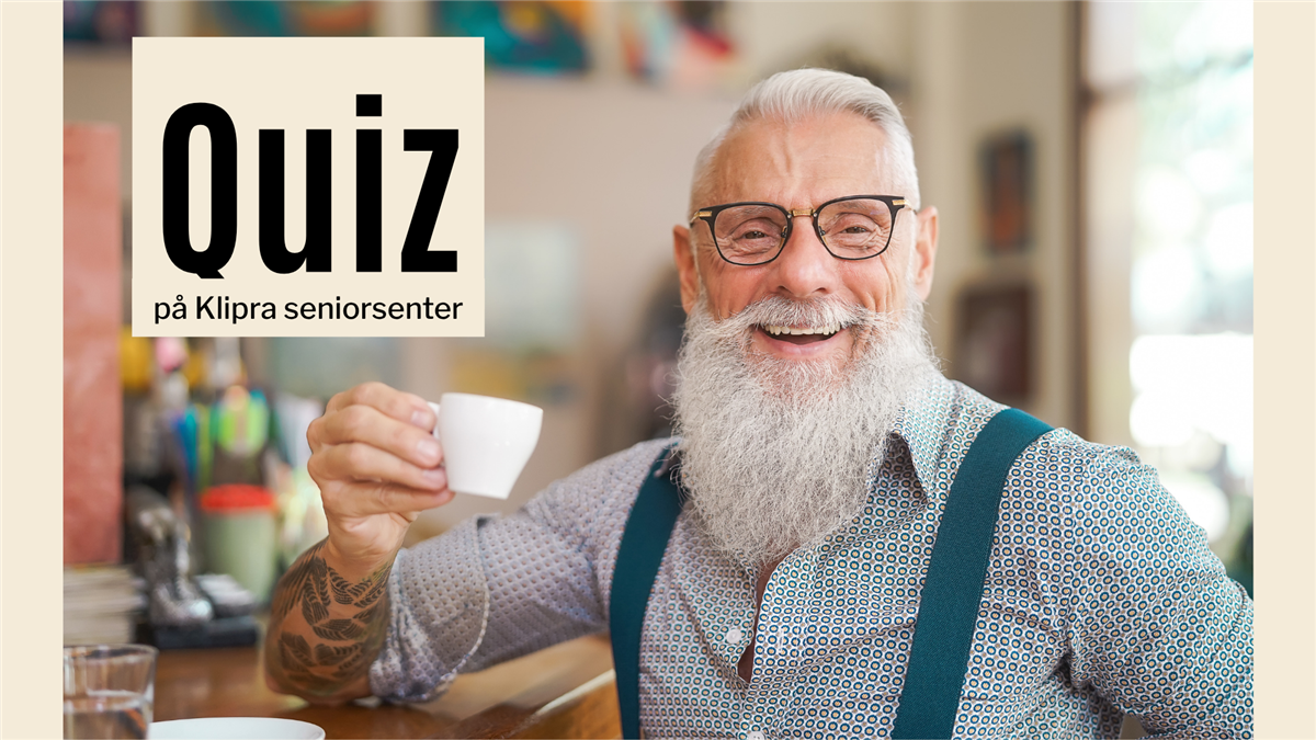 En mann med langt grått skjegg og bukseseler holder smilende opp en kaffekopp. Tekst: Quiz på Klipra