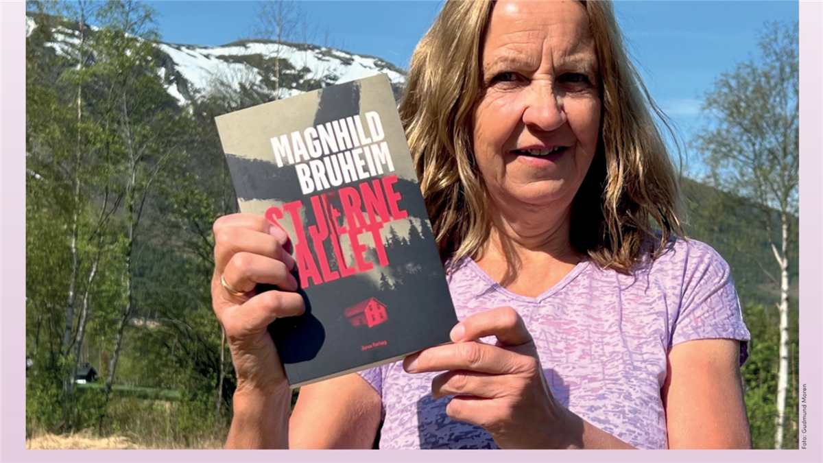 Foto av Magnild Bruheim som held opp boka Stjernefallet.