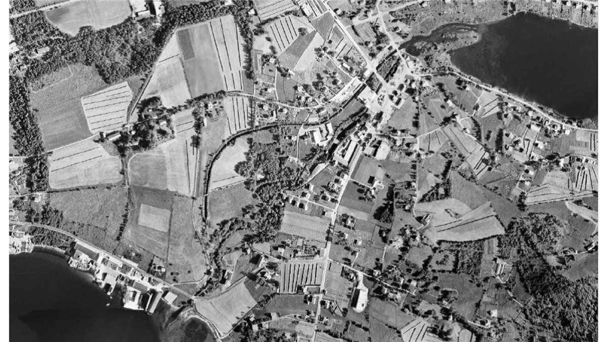 Eldre flyfoto i svart-hvitt fra Spjelkavika