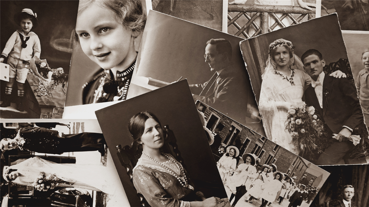 Ein bunke med gamle bilete av folk, svart-kvitt. 